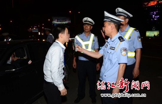 大队领导亲临一线靠前督导酒精测试工作。