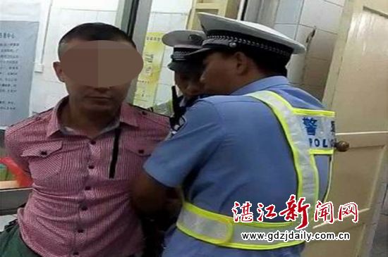 民警合力控制涉嫌人员。