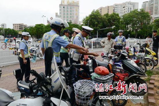 勤务一中队在鼎盛广场岗点抓回10多辆违法电动车。