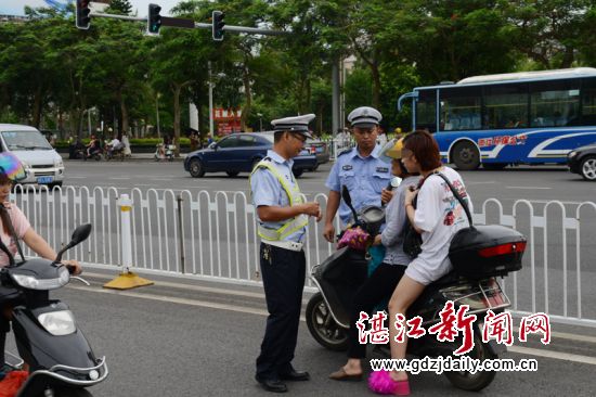 执勤民警查处逆向行驶行为。