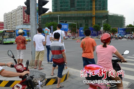 违反者现场举牌,义务警示教育交通参与者。