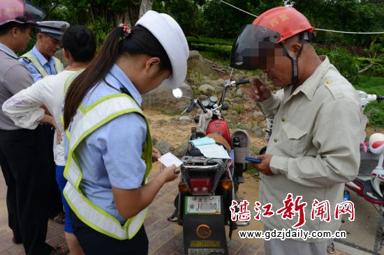 通过“二道卡”,民警抓非法营运违法冲红灯电动车。