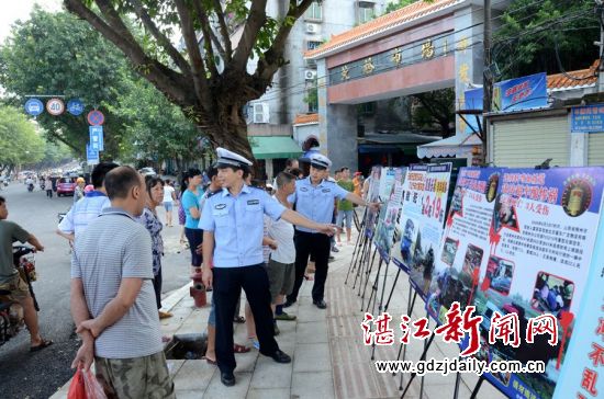 赤坎交警户外交通安全宣传很受欢迎
