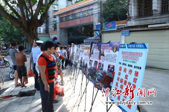 赤坎交警户外交通安全宣传走进农贸市场等繁华场所