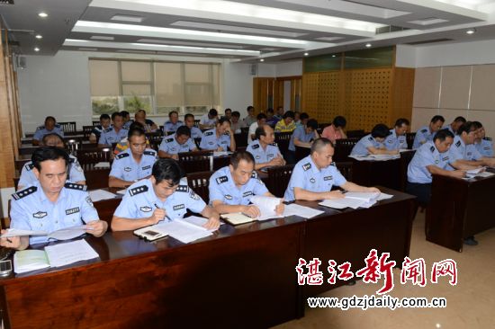 各县(市)分管交警的副局长、交警大队长、车管所长、各县(市)质检局长及全市10家机动车安全技术检测机构负责人参加了会议。