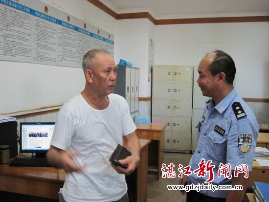 蔡伯从林琳中队长手里取回钱包,由衷感激霞山交警拾金不昧