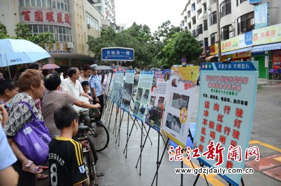 交通安全展板吸引广大市民驻足观看。