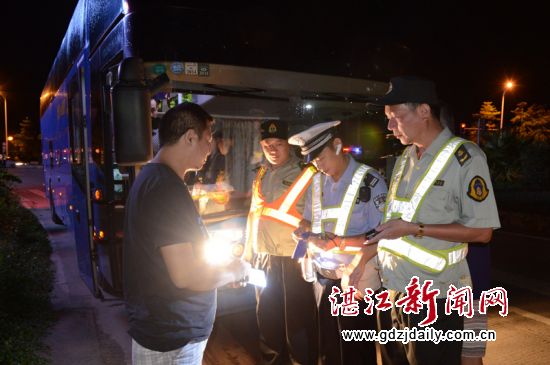 麻章交警联合区交通运输监管部门严查营运客车。