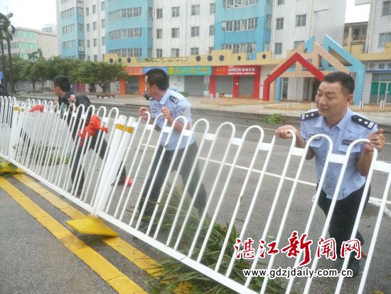 合力扶正被刮倒的道路交通护栏