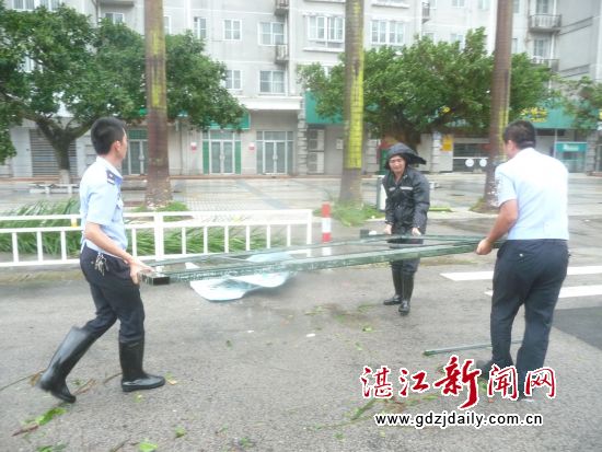 搬走路面障碍物。