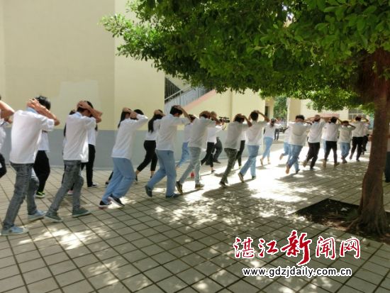 学生有序走出教室