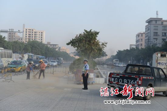 在滚滚扬尘中坚守岗位。