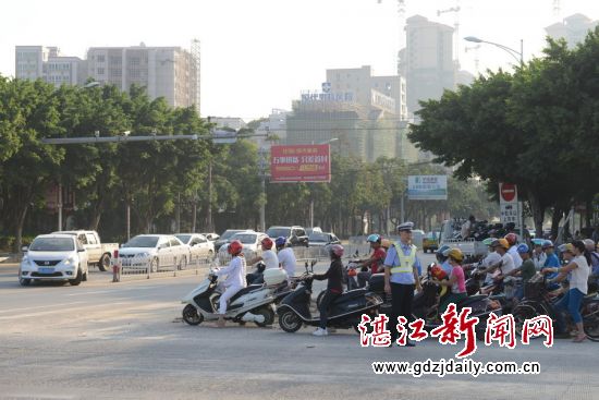 大队领导奋战在路面。