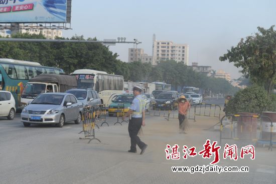 机动巡逻交警在尘土飞扬路口坚守岗位