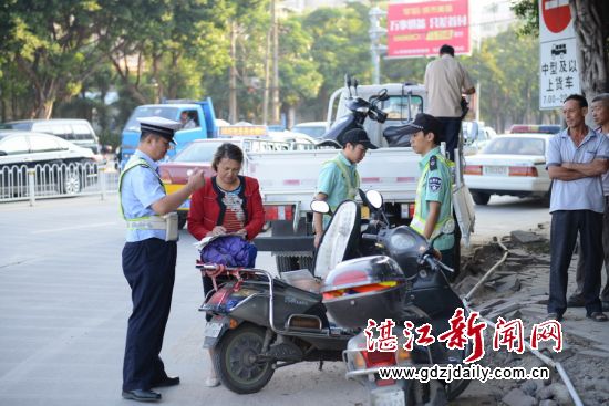 查处交通违法行为。