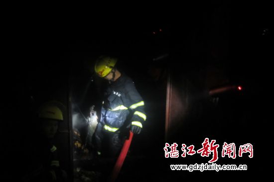 从火场抢出煤气瓶