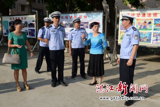 校园内交通安全宣传氛围很浓。