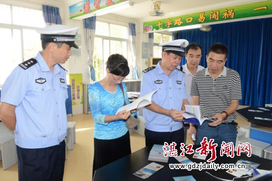 活动室内摆放有内容丰富的交通安全小册。