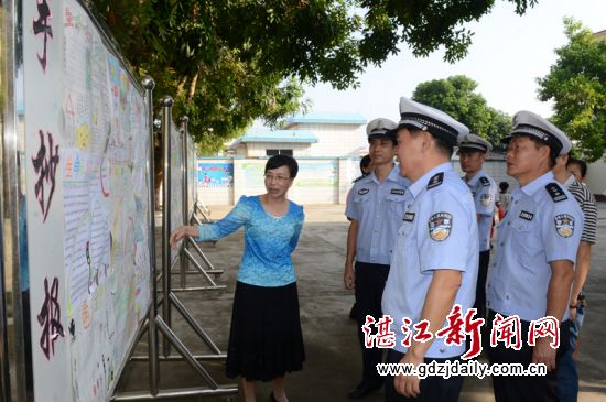 海东小学王思娟校长介绍开展“交通安全我先行”手抄报比赛以及征文活动