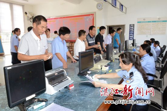 开设多个办理窗口,减少群众排队等待。