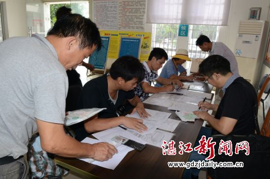 桌面贴有各样表格样式,方便群众对照填写。