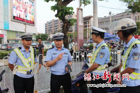 交警支队吴小明支队长来到执勤点靠前督导指挥整治工作。