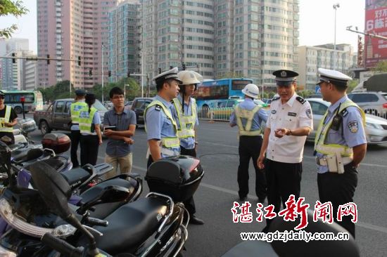 市公安局王中副局长交警支队深入第一线督导整治工作。