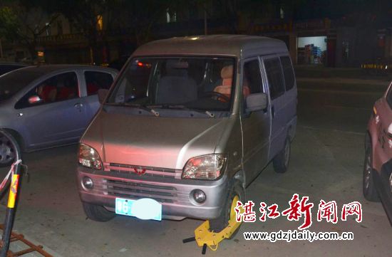 截获作案嫌疑的小型面包车