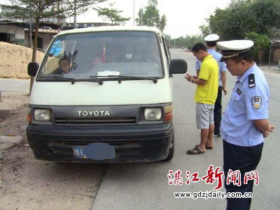 严查严处接送学生车辆超载交通违法行为。