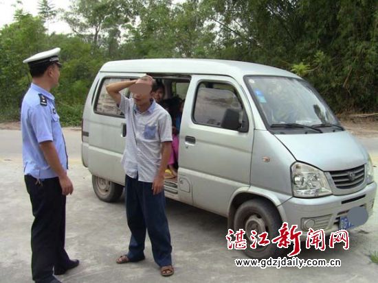 交警沿途严查严管接送学生车辆。