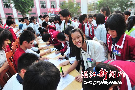 据了解,当天该校已有180多人报名。
