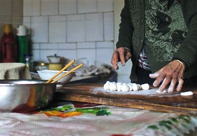 媒体关注涉呼格案3个家庭 遇害女孩家属未获赔偿