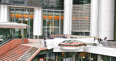 疑闯不过情关香港金融才俊跳楼惨死（图）