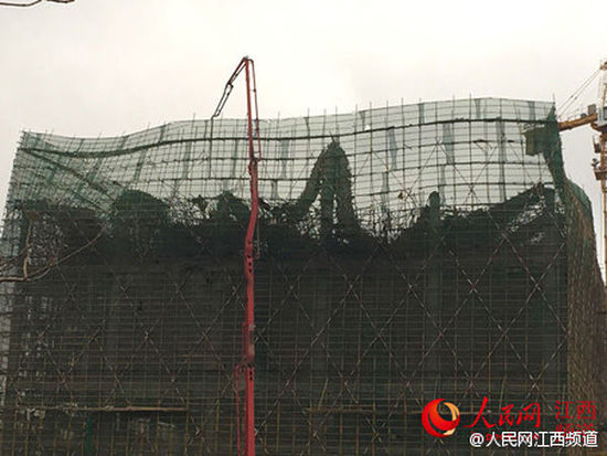 江西一大学在建楼发生坍塌已致1死16伤(组图)