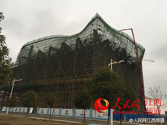 江西一大学在建楼发生坍塌已致1死16伤(组图)
