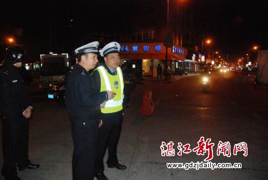 交警大队领导亲临一线靠前督导整治行动。