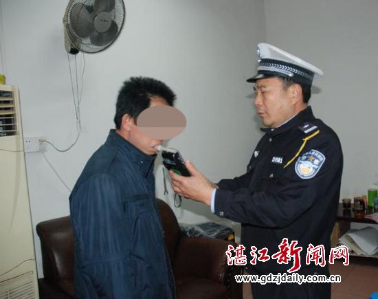 对酒后驾驶嫌疑人进行酒精测试。