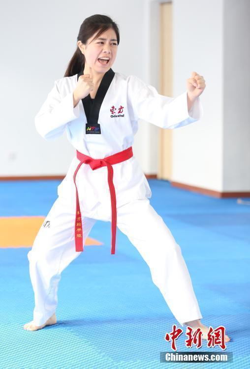 苏州女警堪比影星 颜值爆表(组图)