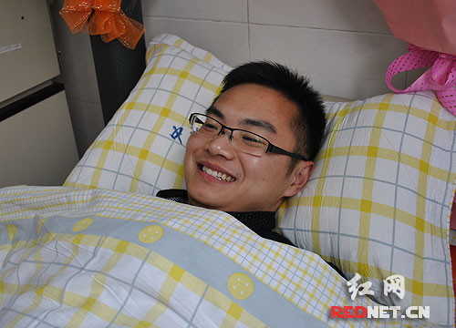 病床上的笑得有些腼腆，却很知足。