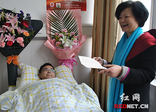 红十字会工作人员转达被捐助者的感谢。