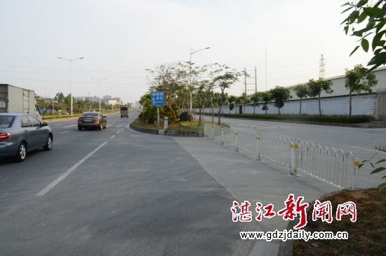 在主干道、辅道之间安装交通隔离护栏,减少行人、非机动车、电动车、摩托车对主干道的干扰