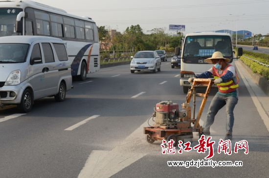 施工工人现场铲除左转弯标线。