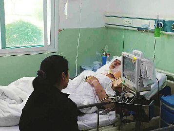 躺在病床上的傅贤浩。(张铮 摄) 躺在病床上的傅贤浩。(张铮 摄)