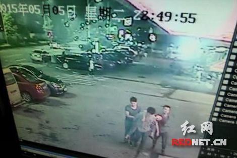 醉酒女生被3名男同学抬入酒店 遭性侵后死亡(图)