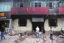 一夜之间，4个月大的孙子和6岁的孙女被严重烧伤，老伴和两个儿子生命垂危，儿媳将4个月的男婴递出后不幸遇难。武女士独自坐在医院，显得憔悴和絮叨。5月19日晚，咸阳市渭城区一棉花店失火，一家7口竟遭此大难。