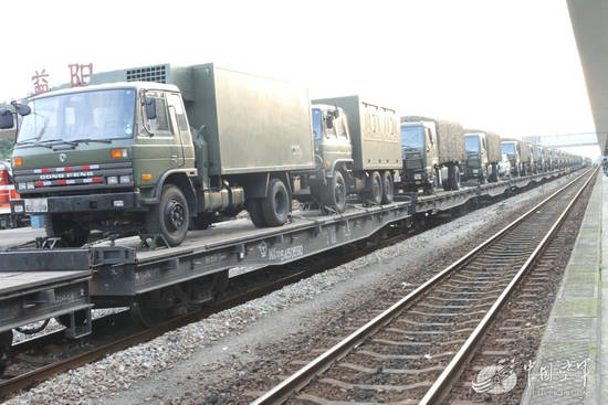 原文配图：部队千里“奔袭”，数十辆车排成“铁龙”。