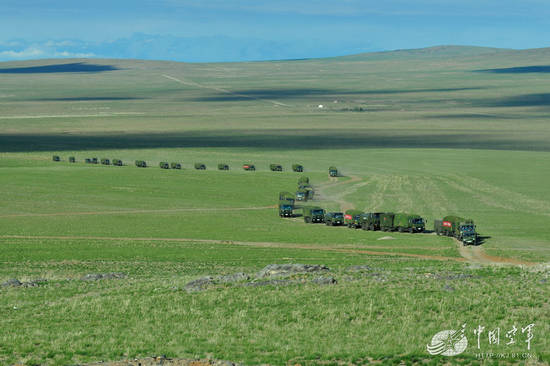 原文配图：车队数千里机动。
