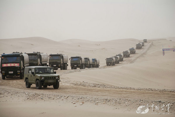 图为车队行进在茫茫大漠。