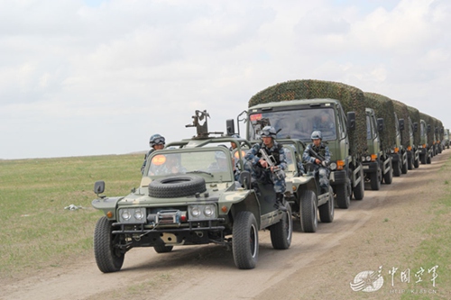 资料图：空军导弹车穿越戈壁沙漠。