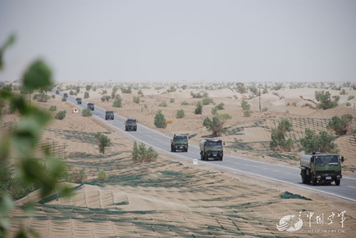 资料图:空军导弹车穿越戈壁沙漠。